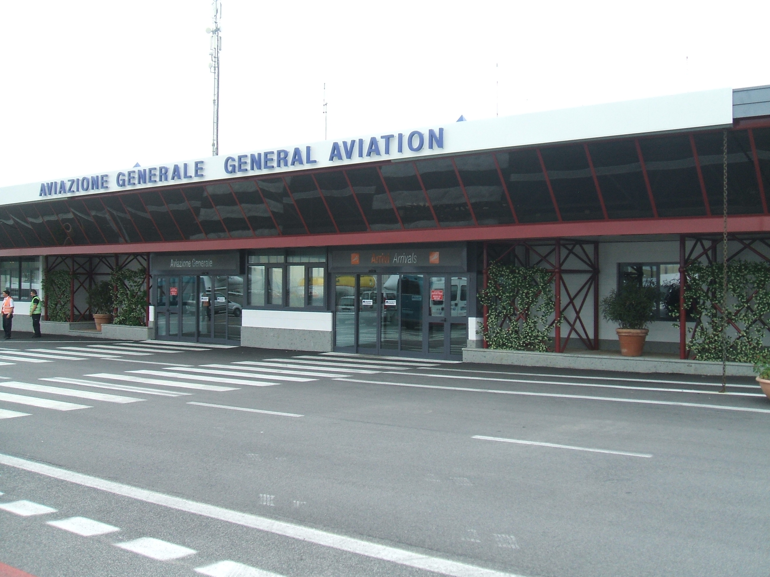 Foto 35 Terminal Aviazione Generale CIA ingresso lato pista.JPG